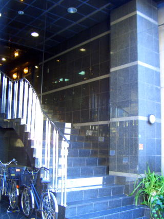 ビジタル管理本社の店舗入口
