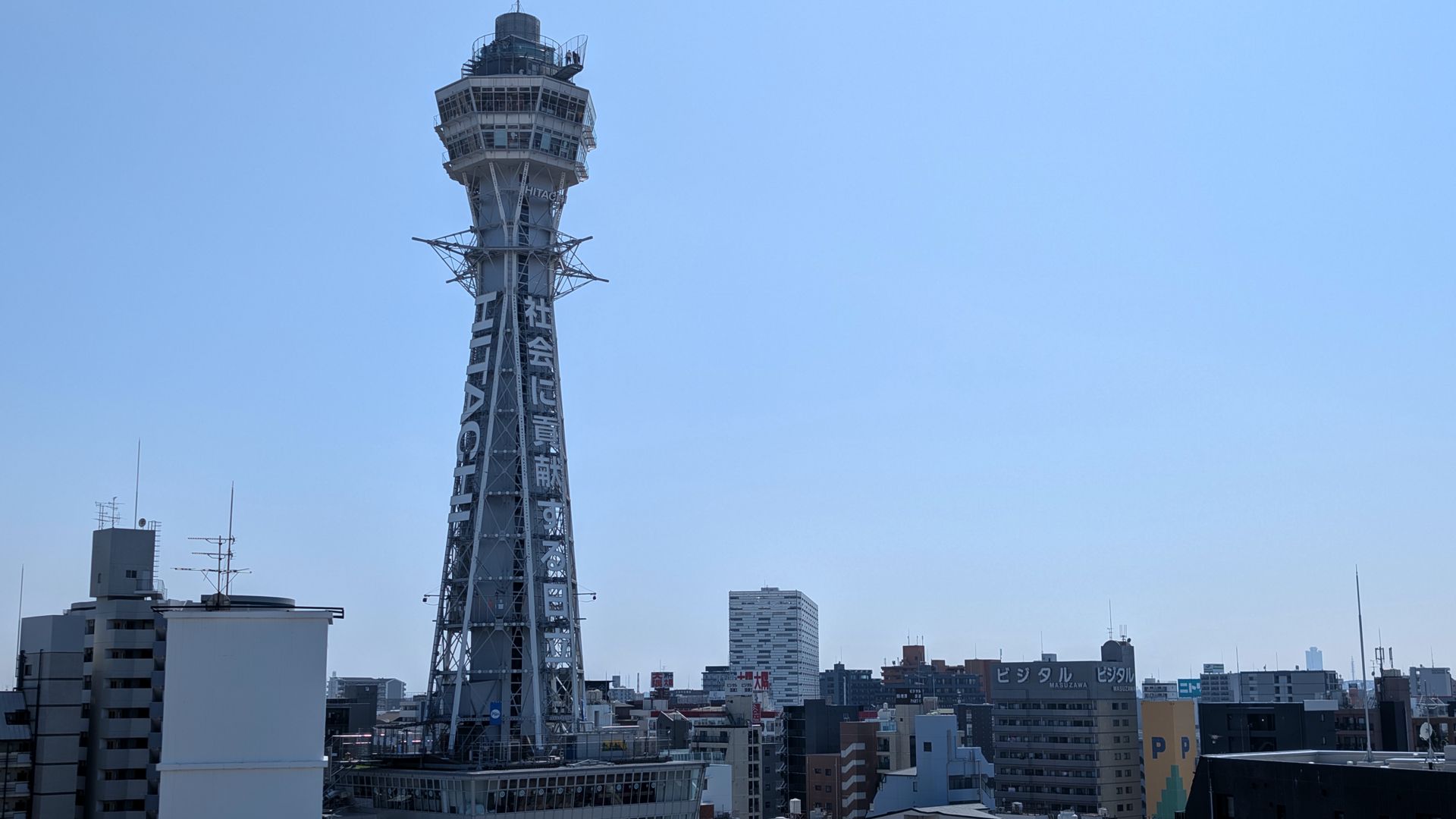 通天閣と、ビジタルの看板を掲げた自社管理マンションが見える浪速区の街並み